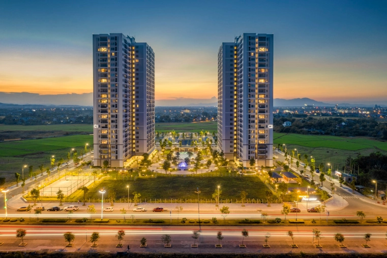 <ul>
<li><strong>NHÀ THẦU: </strong>Công ty Cổ phần Xây dựng DELTA-V</li>
<li><strong>QUY MÔ DỰ ÁN: </strong>1,95 ha</li>
<li><strong>MÔ TẢ:</strong> Vinhomes New Center là dự án căn hộ cao cấp đầu tiên của Tập đoàn Vingroup tại Hà Tĩnh, đánh dấu bước tiến quan trọng trong việc phát triển đô thị hiện đại tại khu vực Bắc Trung Bộ. Dự án không chỉ mang đến không gian sống đẳng cấp mà còn góp phần thay đổi diện mạo thành phố Hà Tĩnh<br />
Dự án có quy mô 1,95 ha bao gồm 3 tòa căn hộ cao cấp. Trong đó, tòa 1, 2 có chiều cao 25 tầng nổi và 1 tầng hầm; tòa 3 cao 35 tầng. Đan xen giữa các tòa nhà là hệ thống tiện ích, không gian xanh, mang đến chất sống thư giãn, tiện nghi với tọa độ đắc địa, cư dân Vinhomes Hà Tĩnh có thể nhanh chóng kết nối đến quốc lộ 1A, tiếp cận với các cơ quan hành chính trọng yếu, trường học, bệnh viện… </li>
</ul>