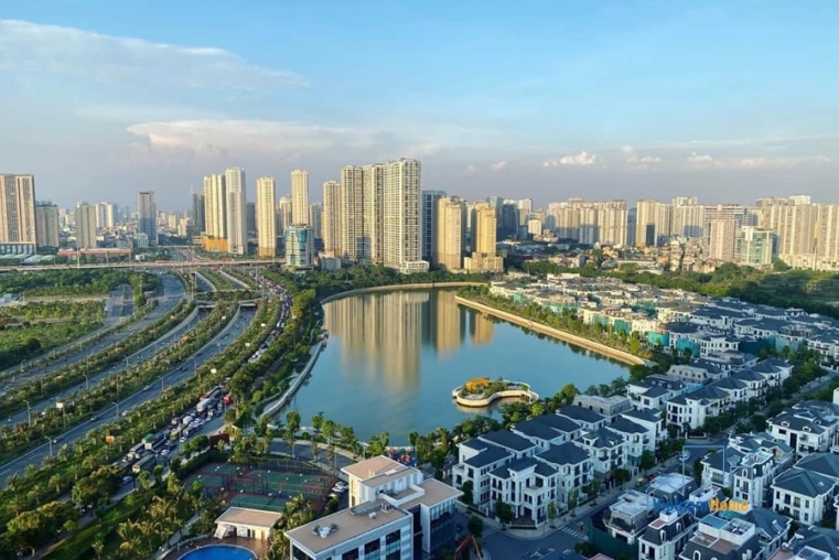 <ul>
	<li><strong>NHÀ THẦU: </strong>Công ty Cổ phần Tập đoàn Xây dựng Hòa Bình và Công ty Cổ phần Xây dựng Coteccons</li>
	<li><strong>QUY MÔ DỰ ÁN: </strong>31,8 ha</li>
	<li><strong>MÔ TẢ:</strong> Lấy cảm hứng từ kiến trúc Bắc Âu, lãng mạn, sang trọng mà tinh tế, mỗi căn hộ Vinhomes Green Bay Mễ Trì đều được thiết kế mở, ngập tràn ánh sáng tự nhiên và gió mát lành.Các căn hộ có diện tích linh hoạt từ 42,8m2 – 93m2 gồm 2 – 3 phòng ngủ<br />
	chủ đầu tư Tập đoàn Vingroup đã cho ra mắt quần thể dự án Vinhomes Green Bay với  80,7% diện tích dành cho cây xanh, công viên hồ điều hòa – nơi được ví như thiên đường sống đích thực để mỗi ngày tại đây là một ngày hưởng thụ giá trị sống đỉnh cao, một cuộc sống “vịnh xanh” cho người dân Thủ đô</li>
</ul>