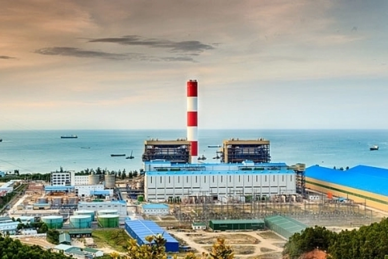 <ul>
	<li><strong>NHÀ THẦU: </strong>Lilama Cor, Vinaconex PVC</li>
	<li><strong>MÔ TẢ:</strong> Nhà máy nhiệt điện Vũng Áng 1 là nhà máy nhiệt điện được xây dựng đặt tại thị xã Kỳ Anh, tỉnh Hà Tĩnh, nhà máy đi vào hoạt động vào năm 2014. Đây là dự án nhà máy nhiệt điện lớn nhất hiện nay ở khu vực miền Trung Việt Nam và là một trong 4 nhà máy của trung tâm nhiệt điện Vũng Áng<br />
	Nhà máy Nhiệt điện Vũng Áng 1 có công suất 1.200MW gồm 2 tổ máy là một trong các nhà máy nhiệt điện đốt than lớn nhất tại Việt Nam do Tập đoàn Dầu khí Việt Nam làm chủ đầu tư. Nhà máy sử dụng công nghệ đốt than phun trực tiếp, nhiên liệu phụ là dầu DO (dùng khi khởi động và đốt kèm khi phụ tải thấp, thiết kế là dầu HFO, nhà máy chuyển qua dùng dầu DO từ năm 2018); Nhà máy sử dụng nguyên liệu nội địa là than cám 5a nhập từ Quảng Ninh với lượng tiêu thụ khoảng 3,2 triệu tấn/năm.</li>
</ul>